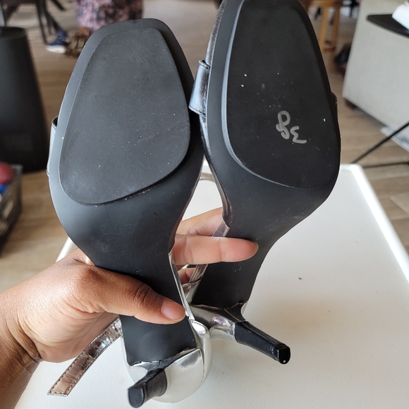 Heels - Picture 5 of 6